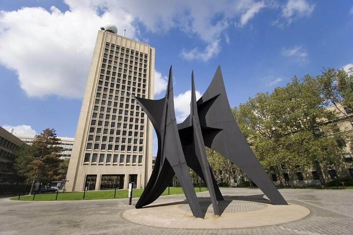 una scultura davanti a un edificio alto