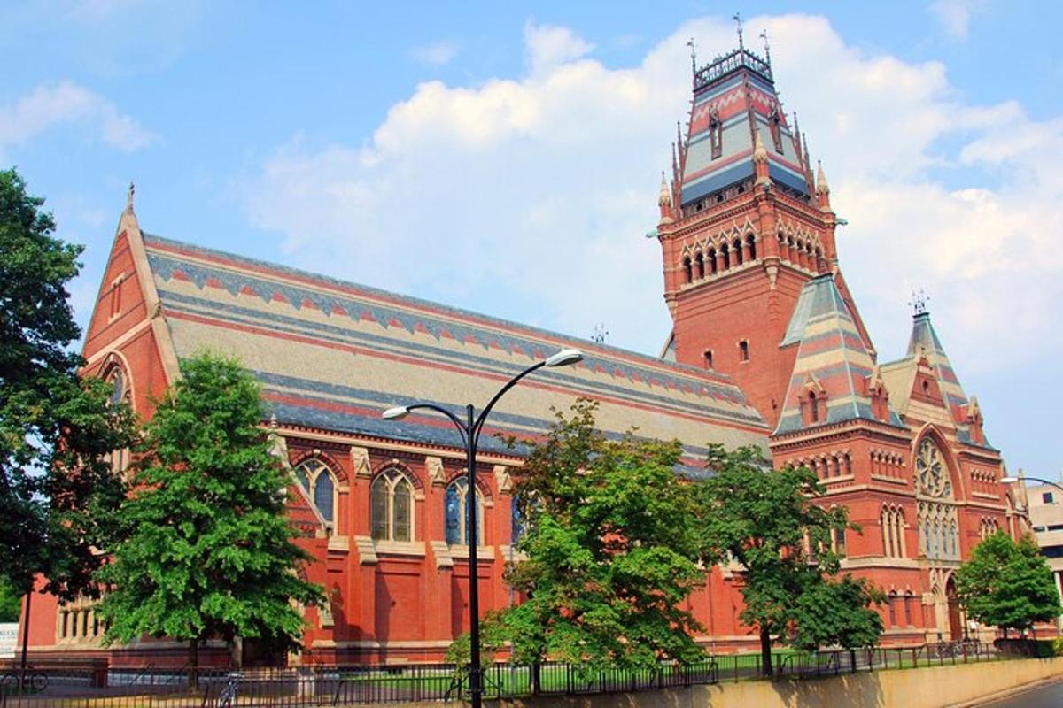 un grande edificio in mattoni rossi con una torre dell'orologio