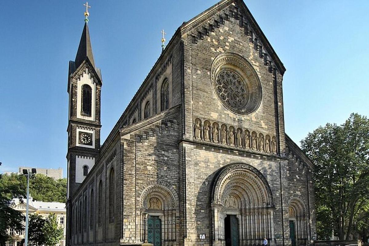 una vecchia chiesa in pietra con una torre dell'orologio