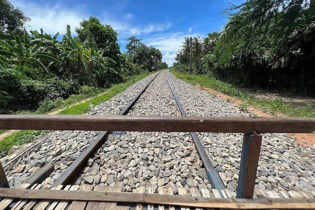 một chiếc ghế gỗ đặt trên đường ray xe lửa