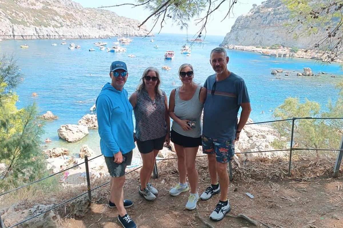 un gruppo di persone in piedi accanto a uno specchio d'acqua