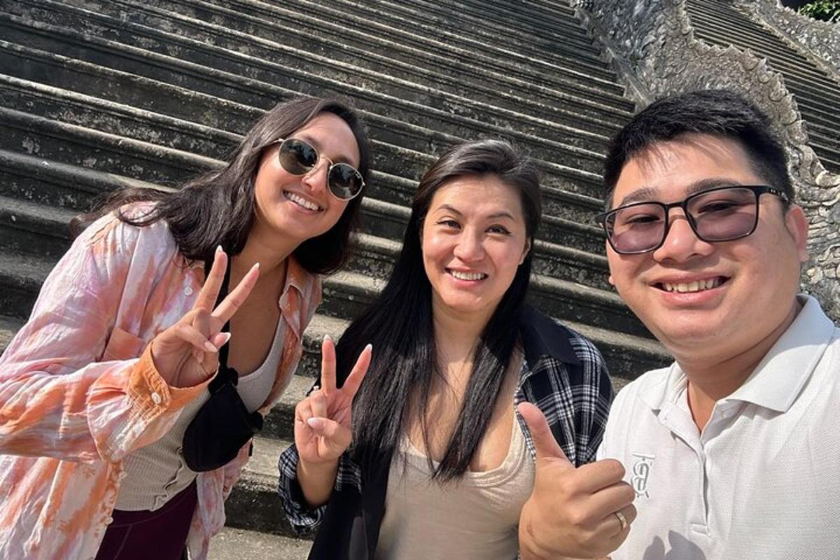 um grupo de três pessoas fazendo o sinal da paz