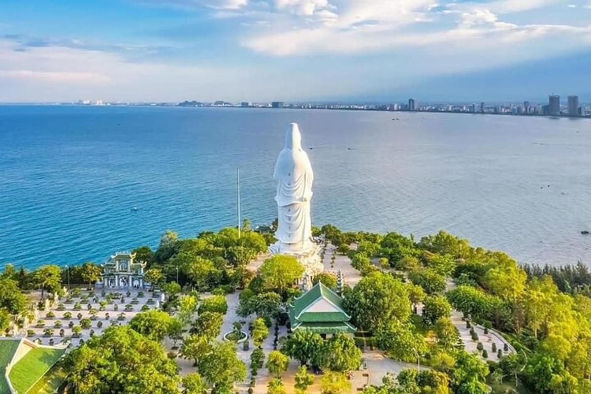 물가에 있는 큰 동상의 공중 사진
