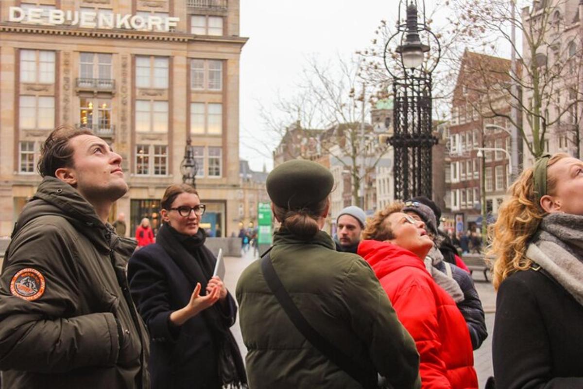 Un grupo de personas de pie en una calle de la ciudad.