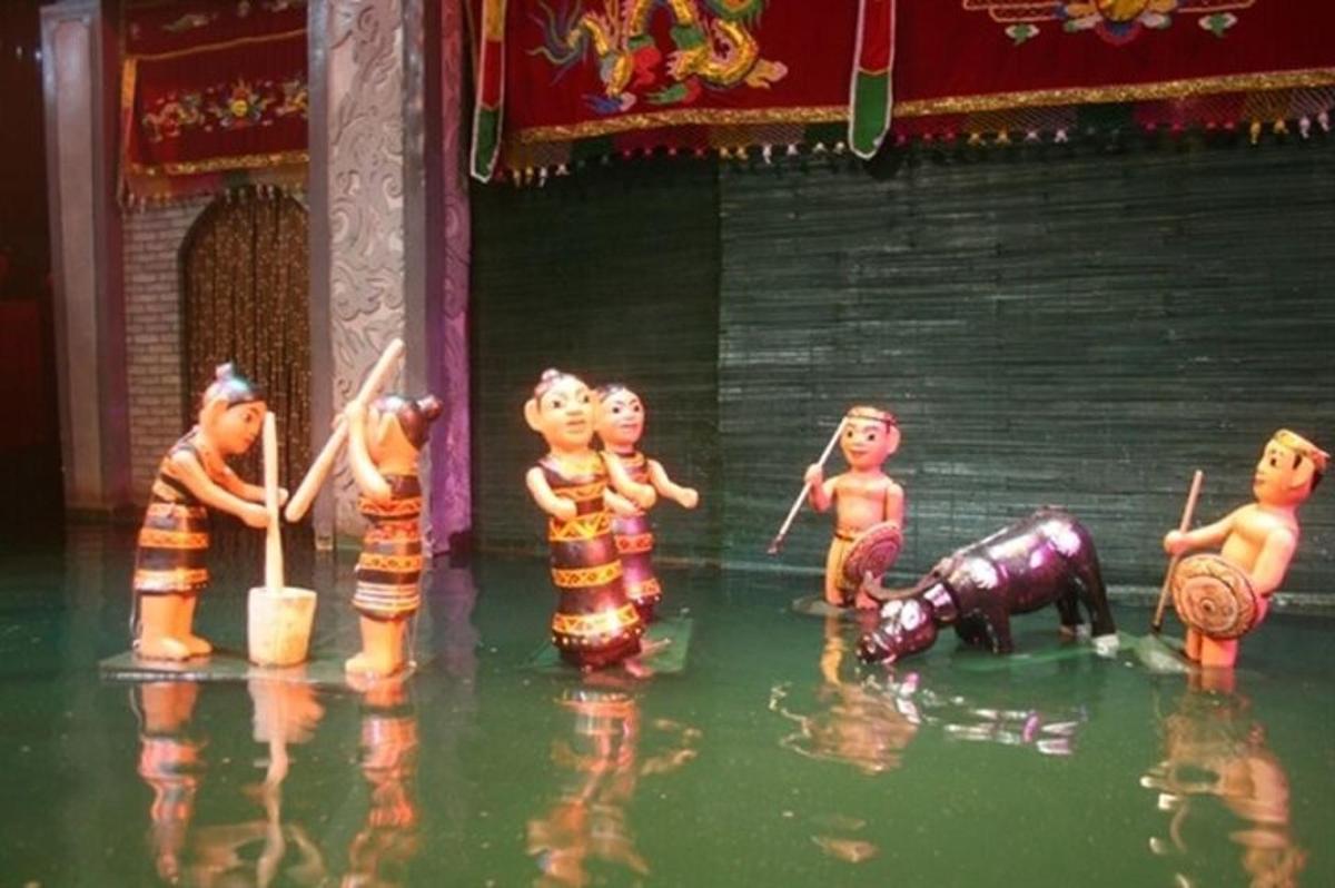 un gruppo di statuette di legno in acqua su un palco