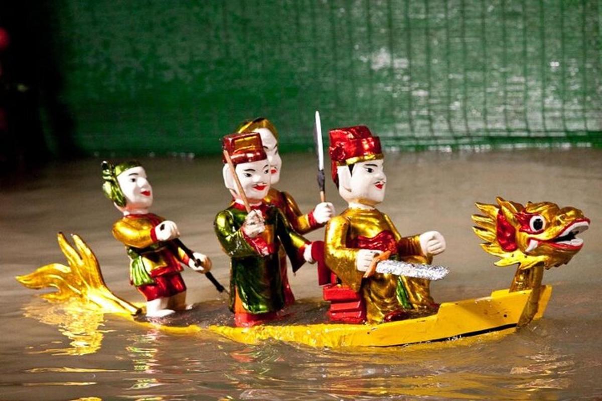 un gruppo di tre statuette in una barca in acqua