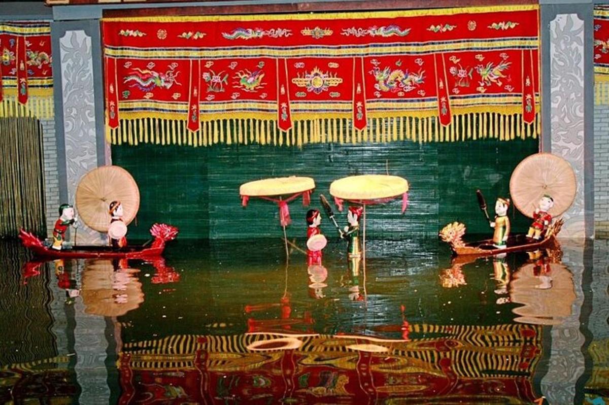 un dipinto di persone in uno specchio d'acqua