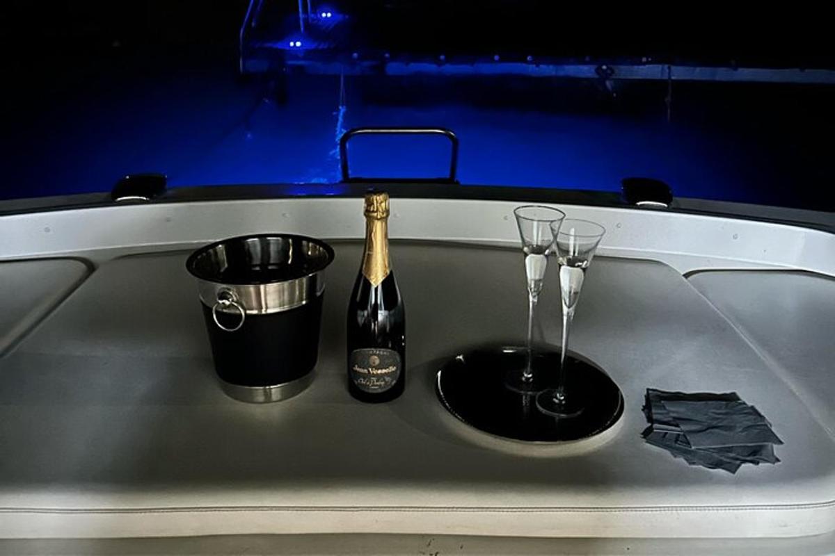 un tavolo con una bottiglia di champagne e due bicchieri