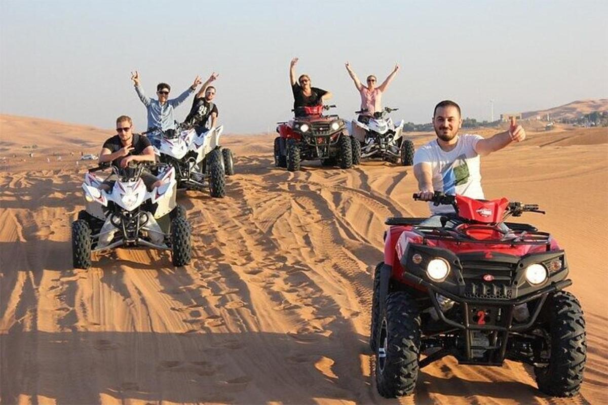 un gruppo di persone su quad nel deserto