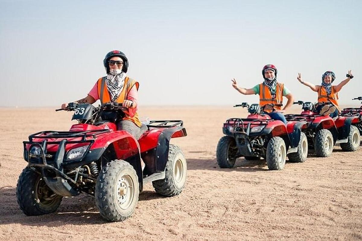 un gruppo di persone in sella a quad nel deserto