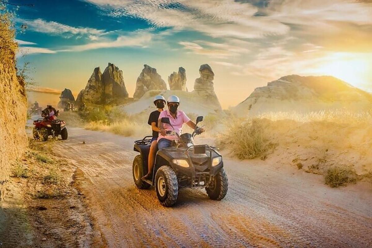 duas pessoas andando de quadriciclo em uma estrada de terra