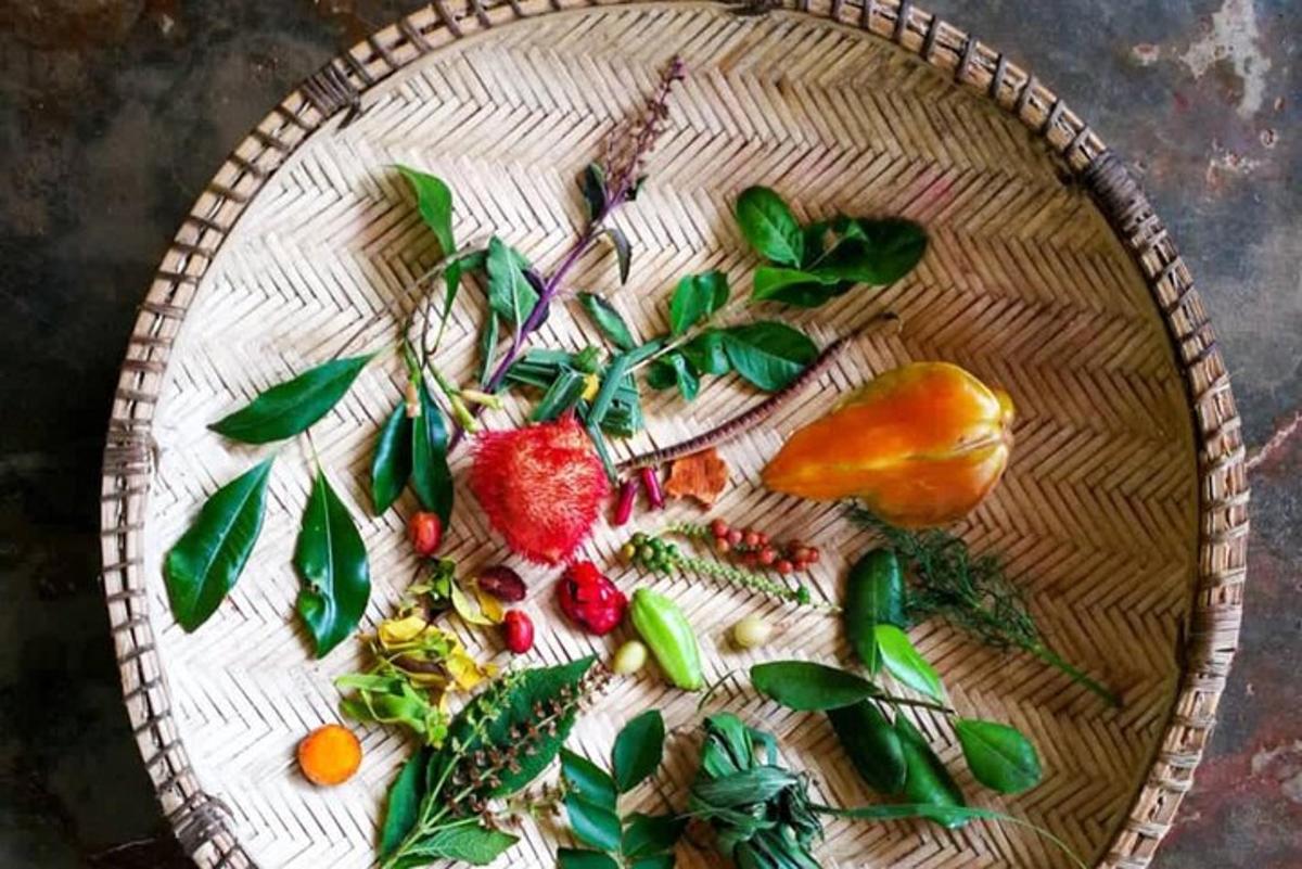 keranjang anyaman dengan buah-buahan dan sayuran di atasnya