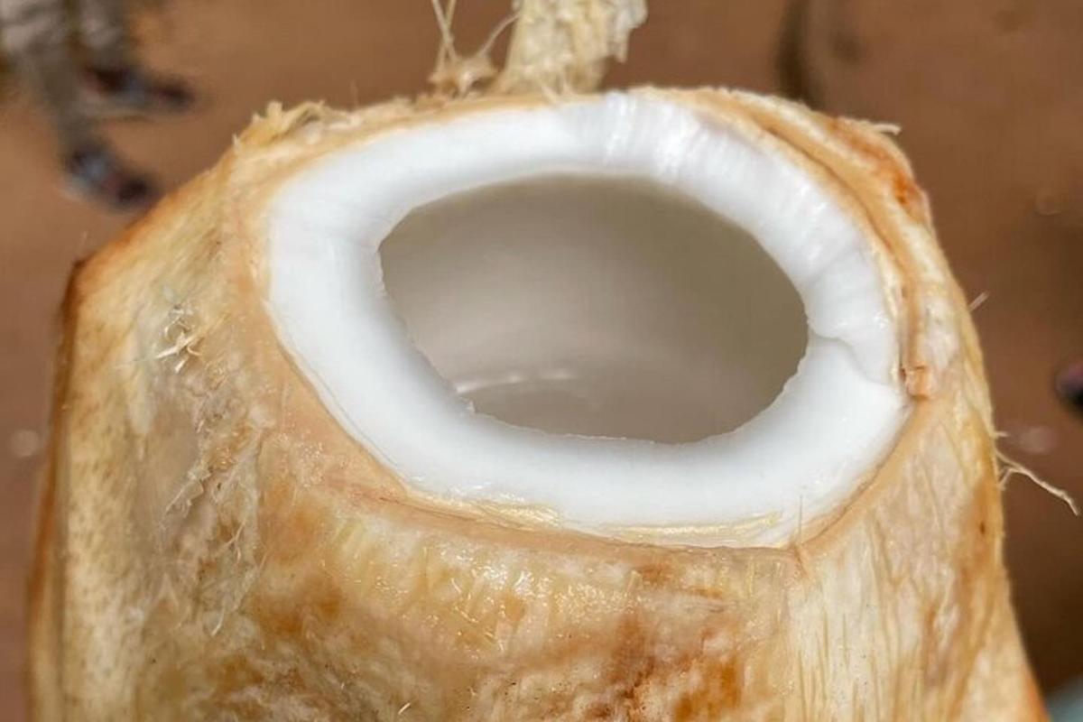 un primo piano di una ciambella con un buco