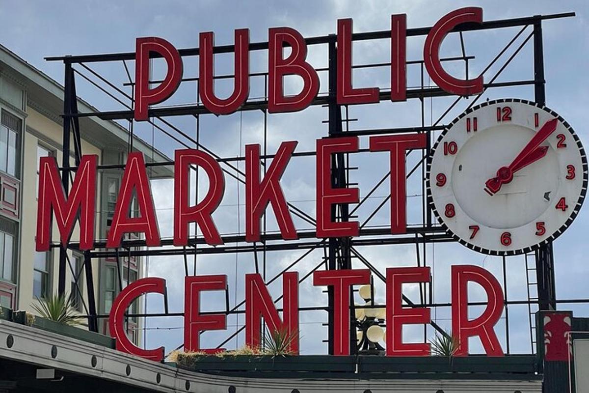 een bord voor een openbaar marktcentrum met een klok