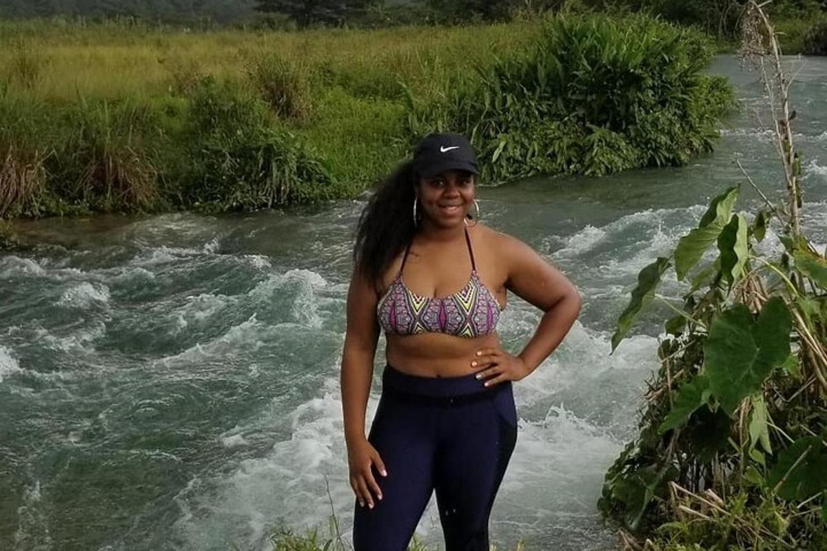 una donna in bikini in piedi accanto a un fiume