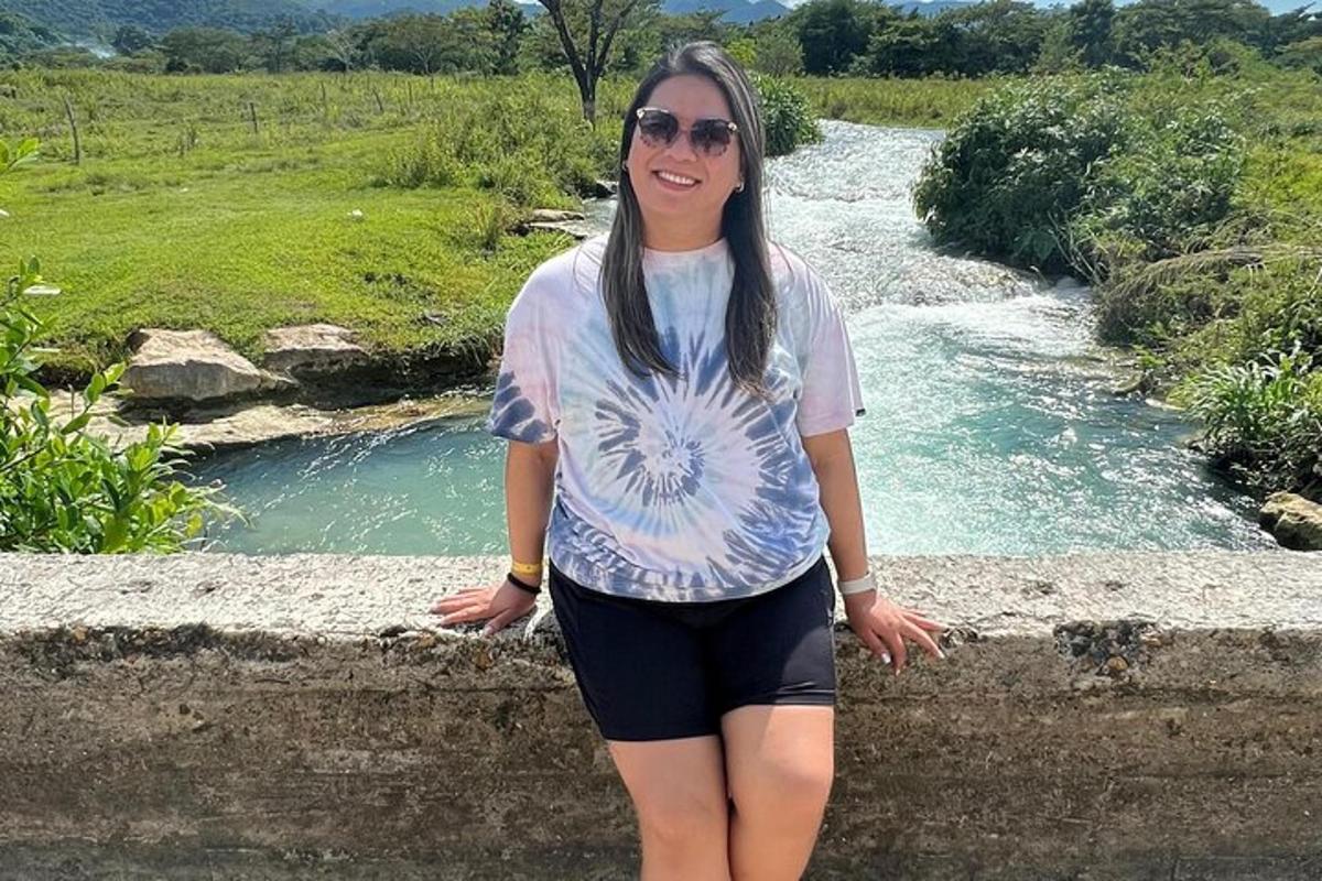 una donna è in piedi accanto a un fiume