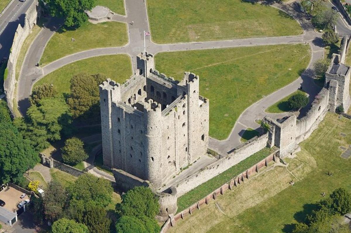 una vista aerea di un castello con una recinzione