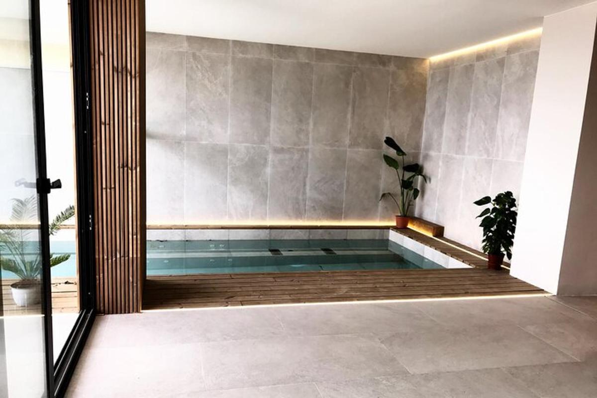 una piscina al centro di una casa