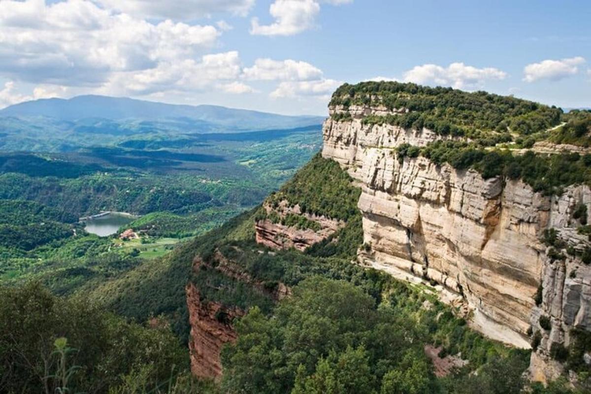 Una vista de las montañas azules desde lo alto de un acantilado.