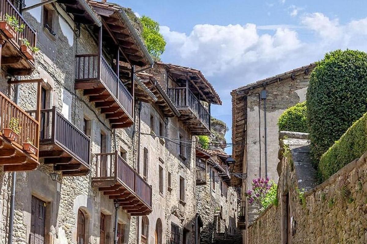 un vicolo con edifici e balconi in una città