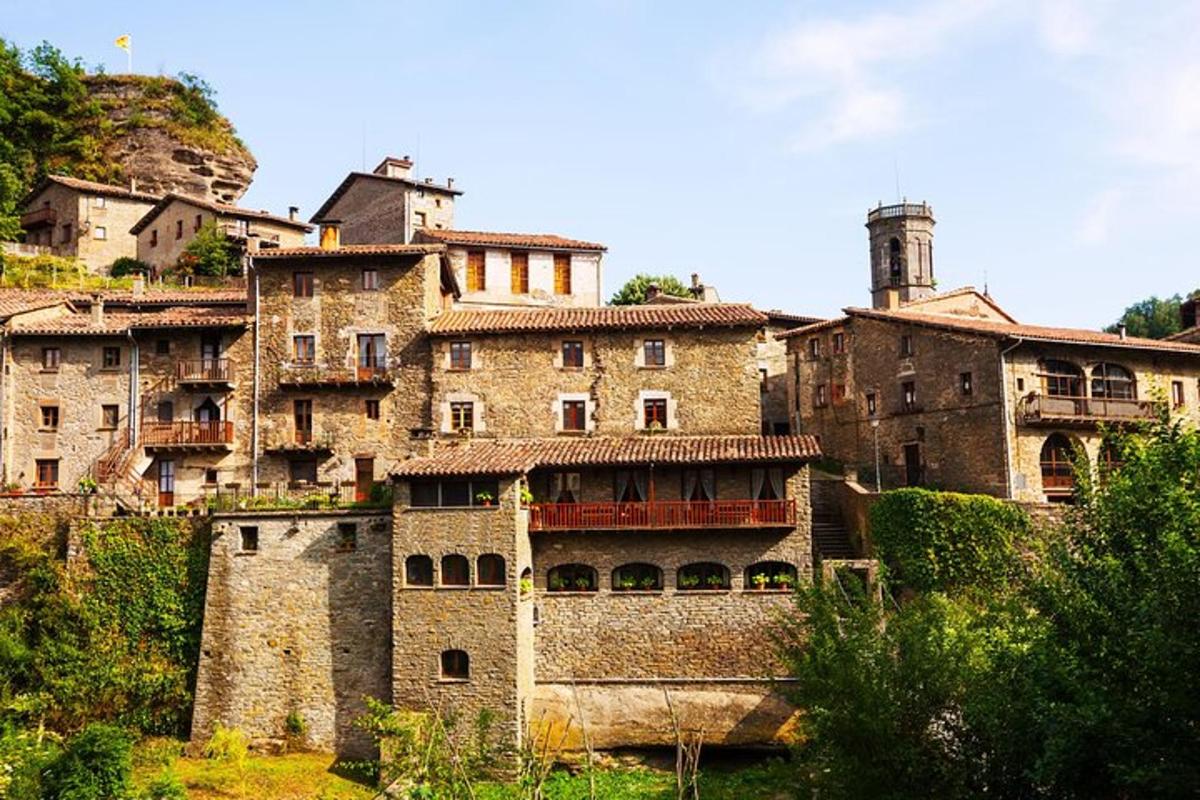 un edificio antiguo en la cima de una montaña