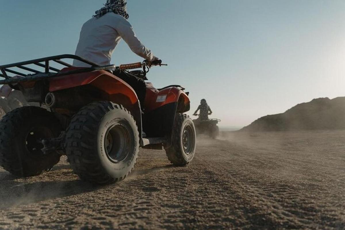uma pessoa em um quadriciclo no deserto