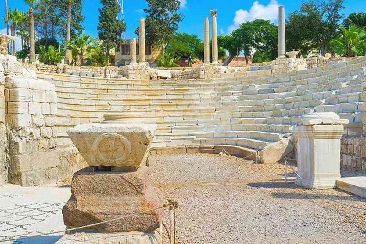un anfiteatro in pietra con una statua di fronte