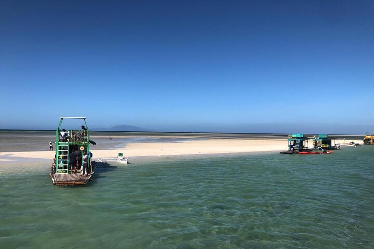 két csónak a vízben a strand mellett