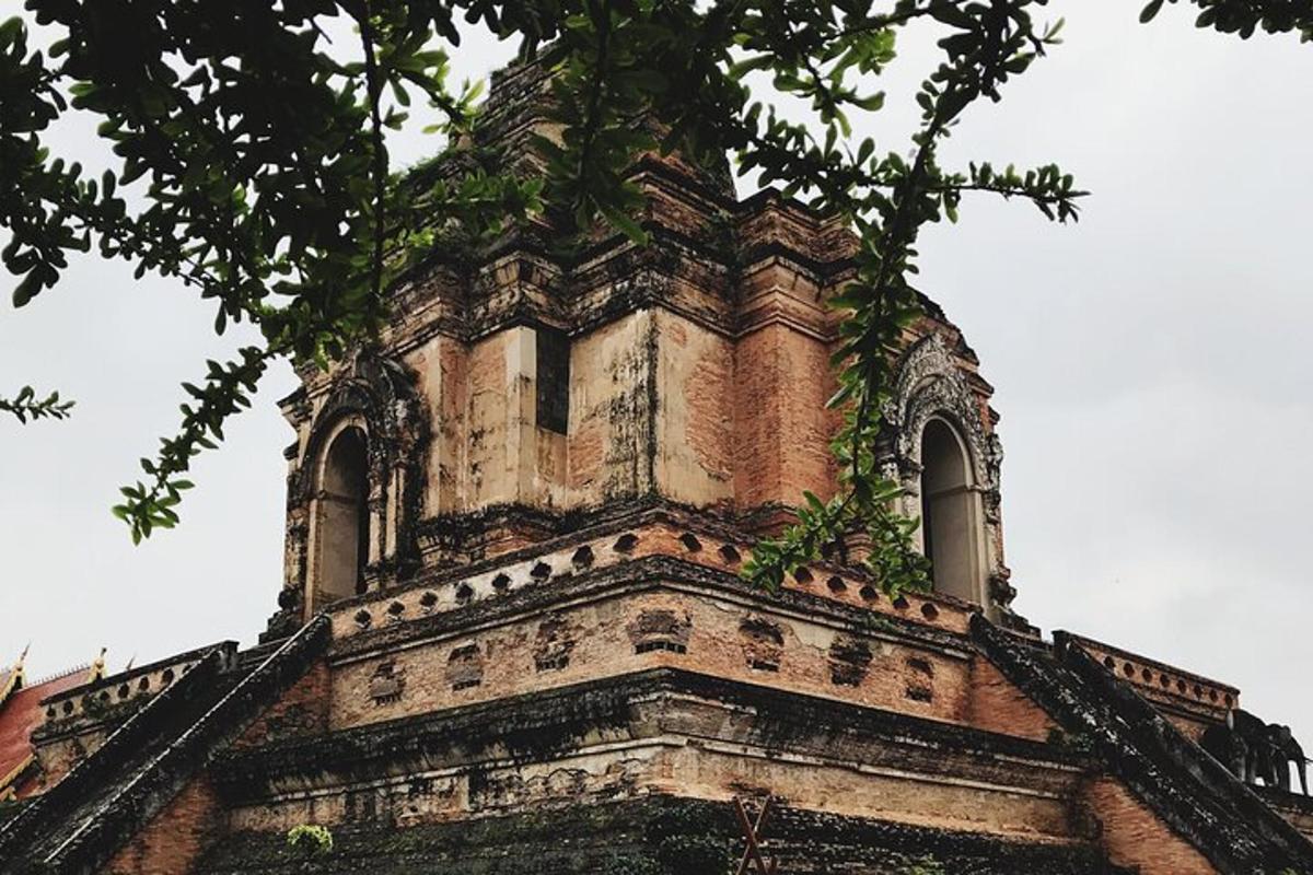 ein alter Backsteinturm mit Fenstern an einem Gebäude