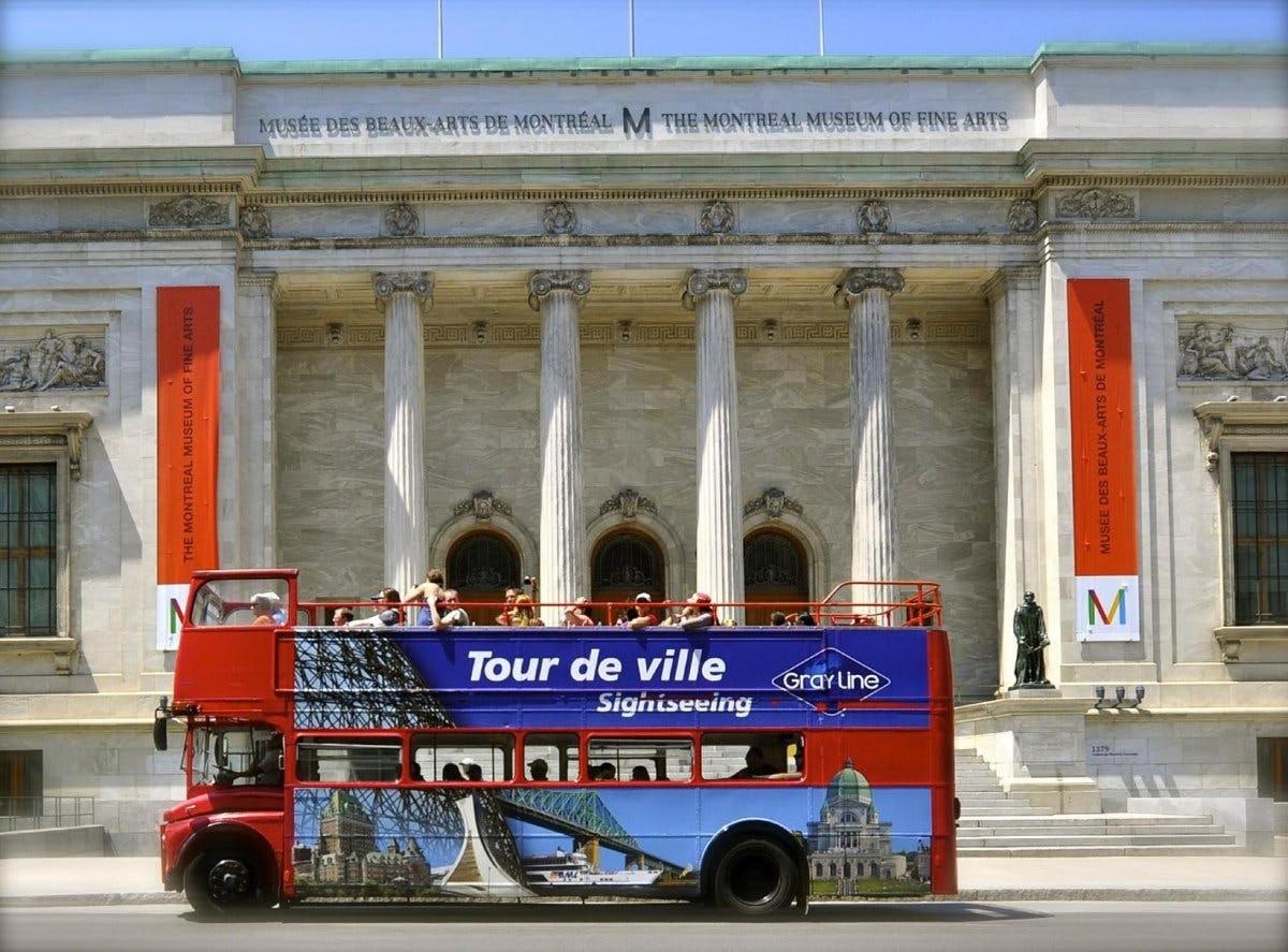 um ônibus de dois andares em frente a um prédio
