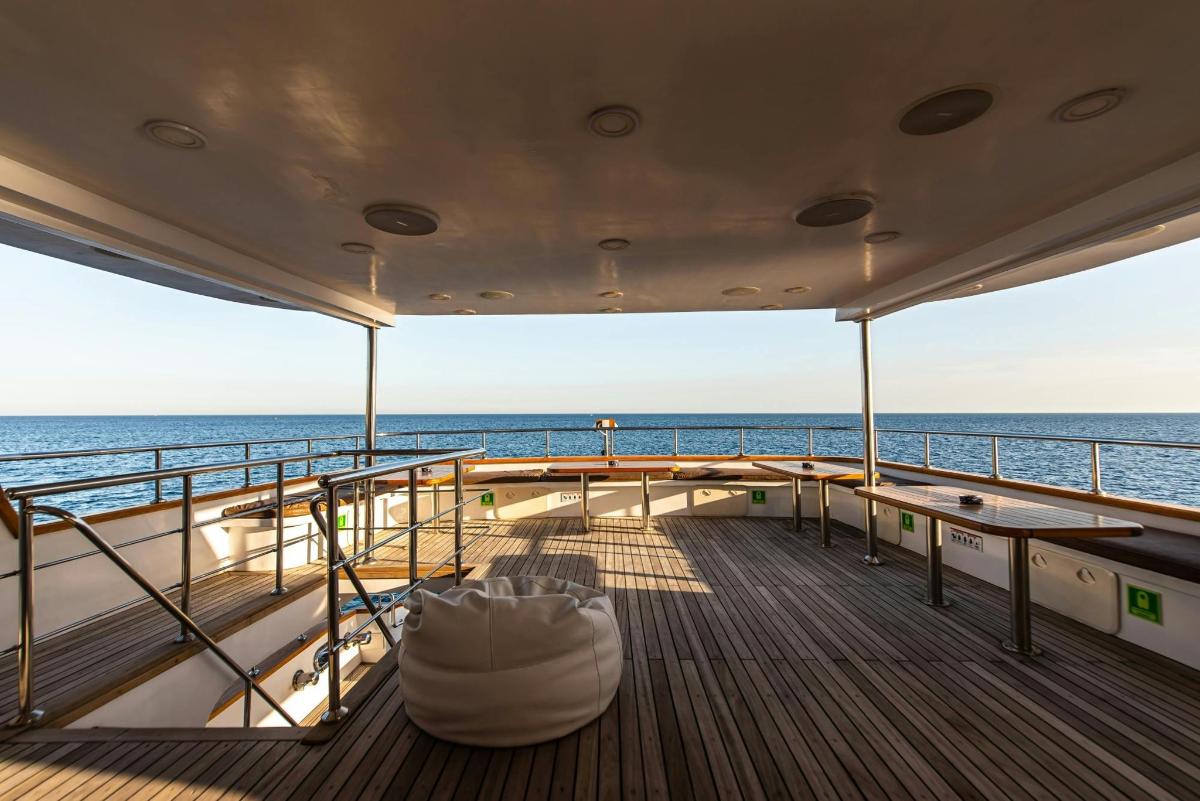 uma vista do convés de um navio de cruzeiro