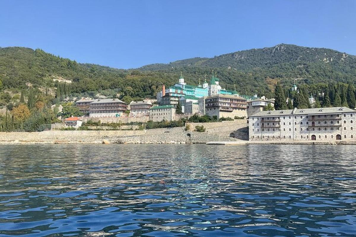 skupina stavb na obali vodnega telesa