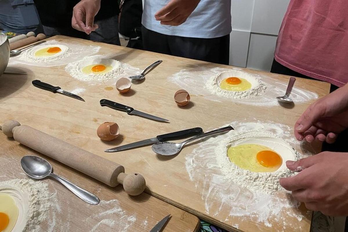 eine Gruppe von Menschen macht Eier auf einem Tisch