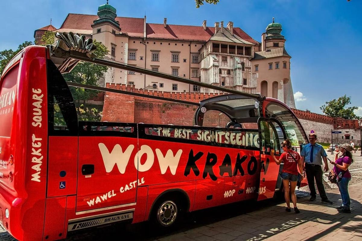 un autobus rosso con le parole Oh krako su di esso
