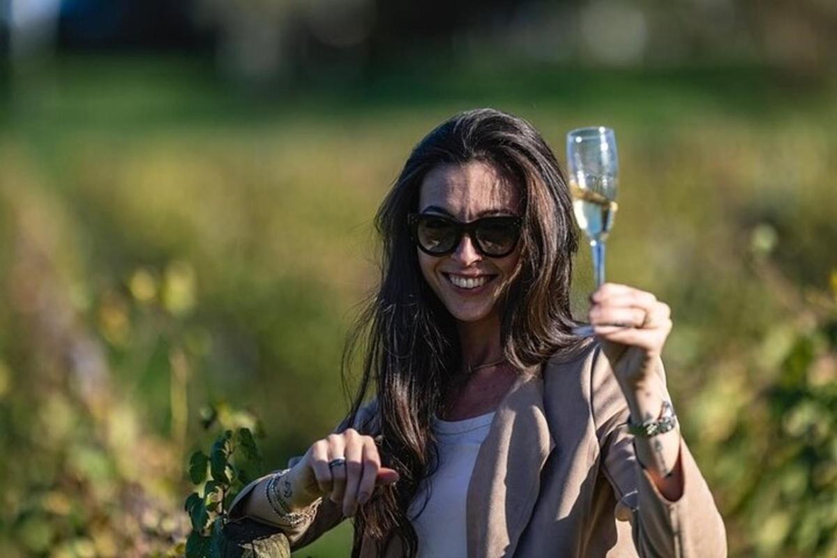 una donna che regge un bicchiere di vino