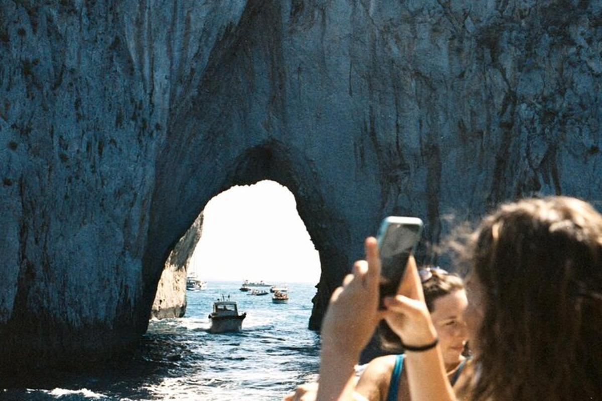 Δύο γυναίκες φωτογραφίζουν μια βάρκα σε μια σπηλιά