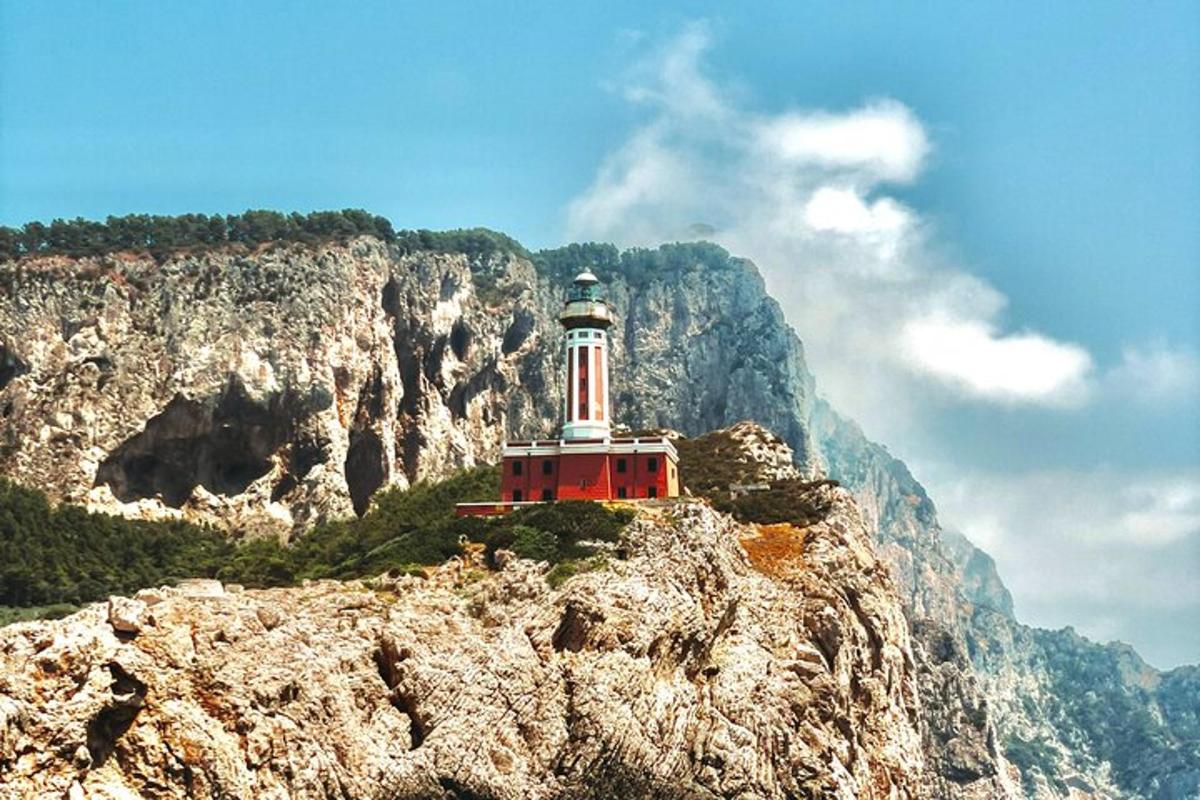 ένας φάρος στην πλαγιά ενός βραχώδους βουνού