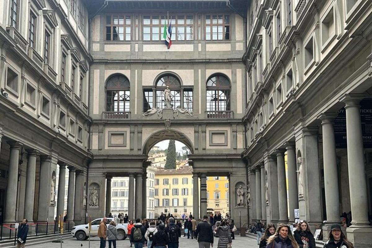 un gruppo di persone che camminano intorno a un edificio