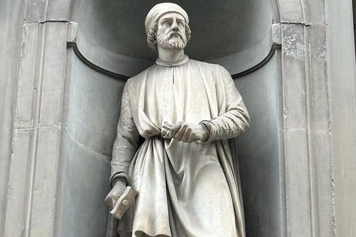 una statua di un uomo in piedi sul lato di un edificio