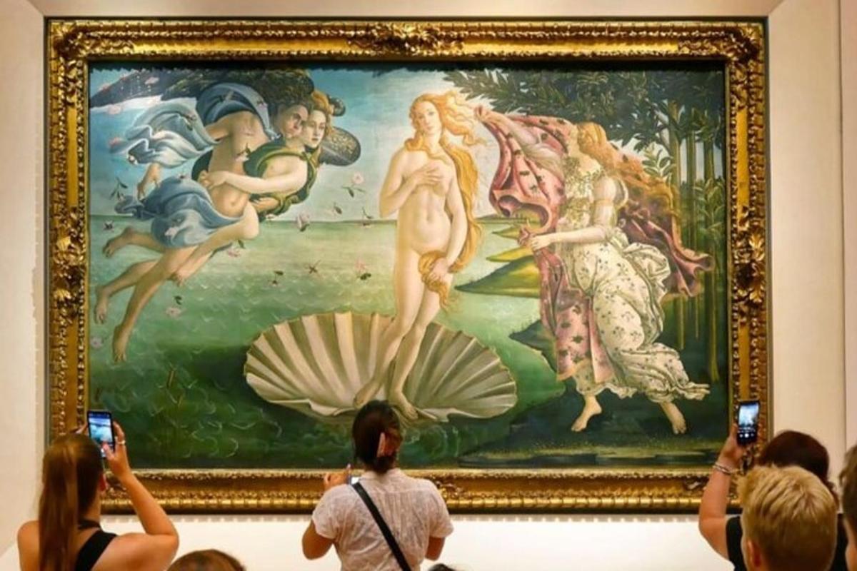 folk som tar bilder av et maleri på et museum