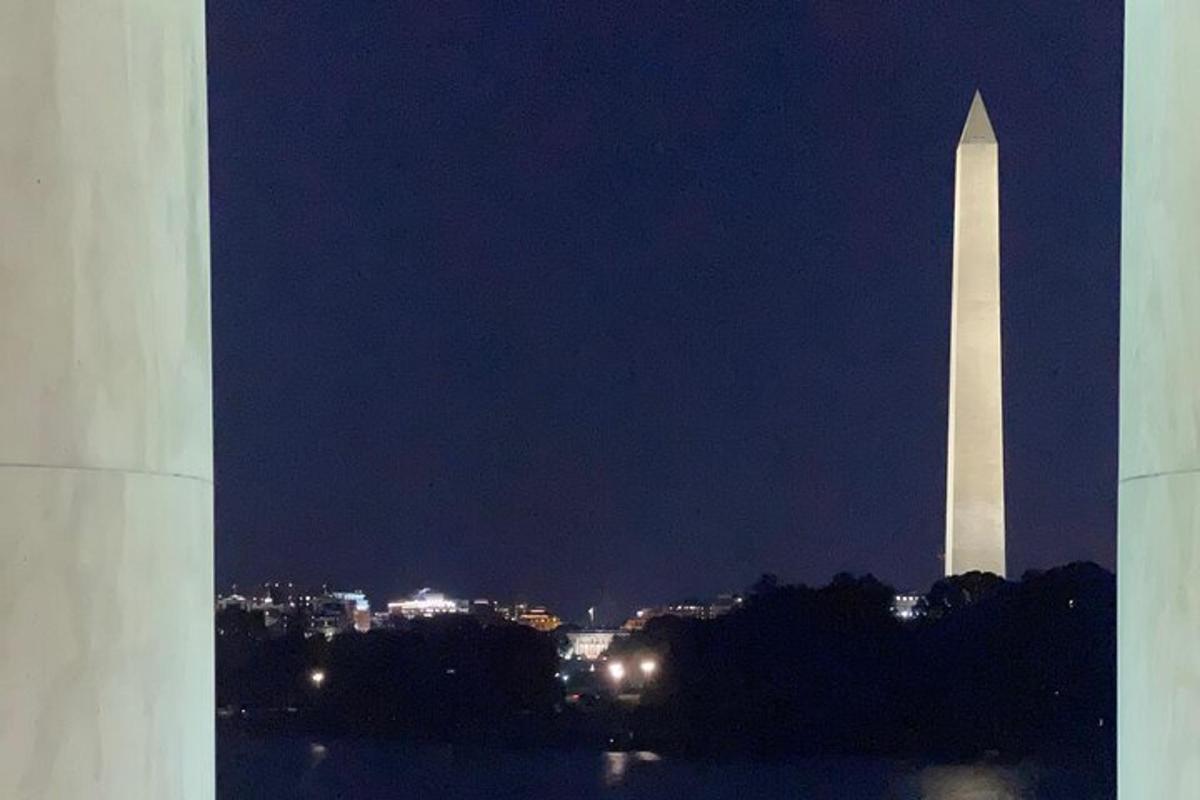 una vista del monumento a Washington di notte
