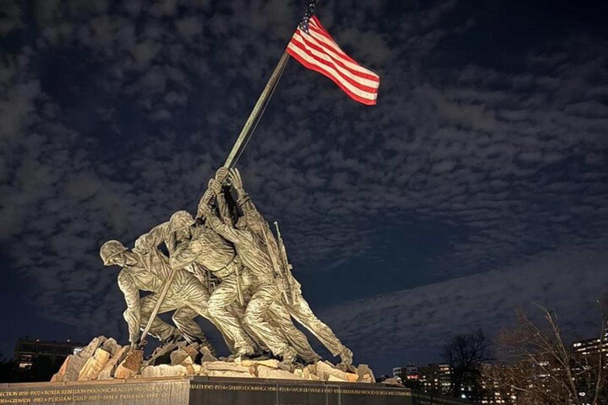 una statua con una bandiera americana in cima