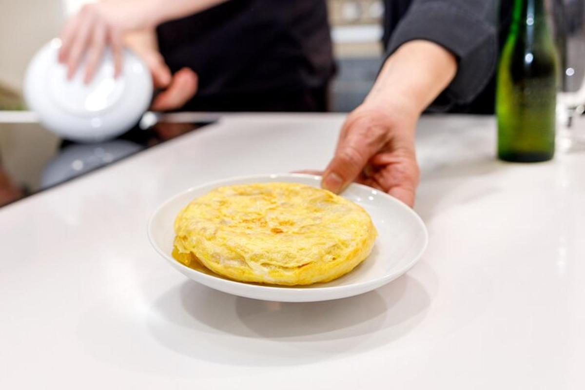 inimene, kes hoiab laual toidukaussi