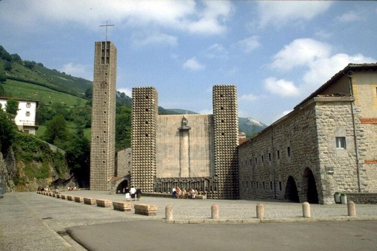 suur kivist hoone kahe torni ja kirikuga