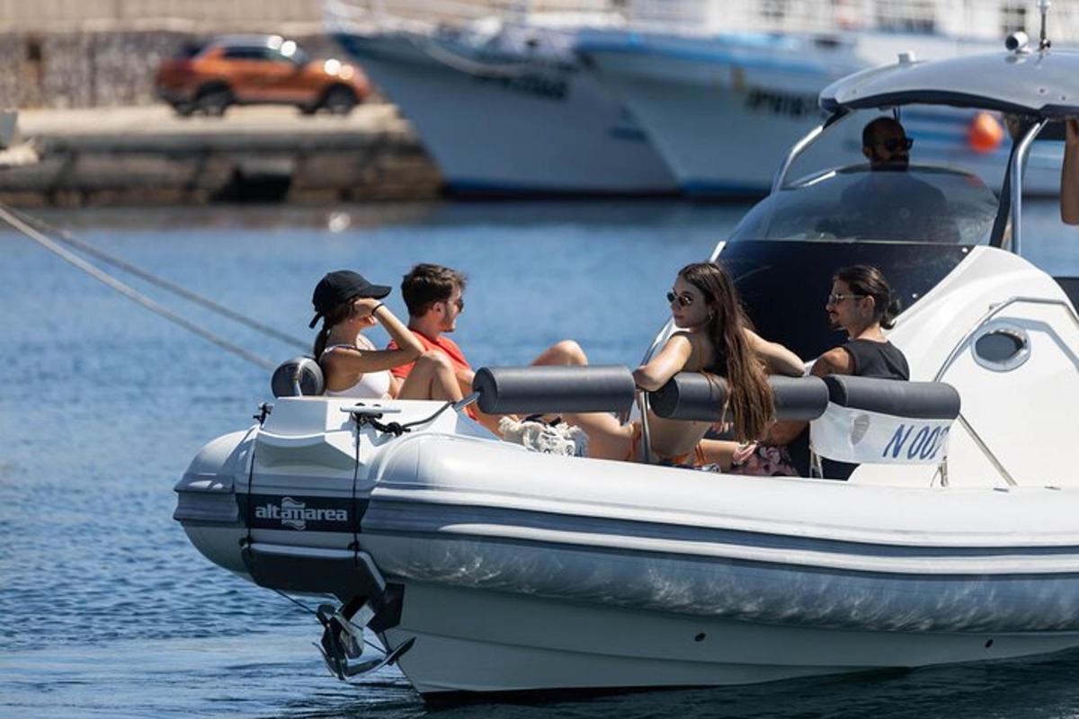 μια ομάδα ανθρώπων που κάθονται σε μια βάρκα στο νερό