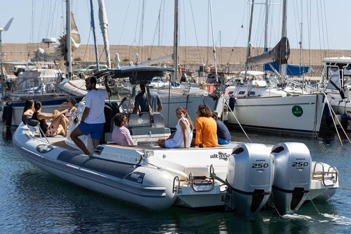μια ομάδα ανθρώπων σε μια βάρκα στο νερό