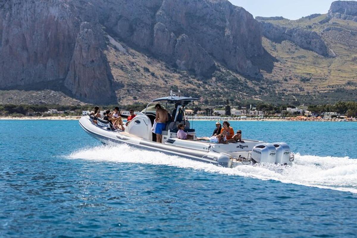 μια ομάδα ανθρώπων σε μια βάρκα στο νερό