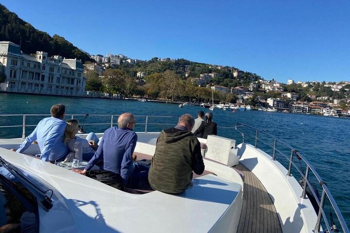Un grupo de personas sentadas en un bote en el agua.