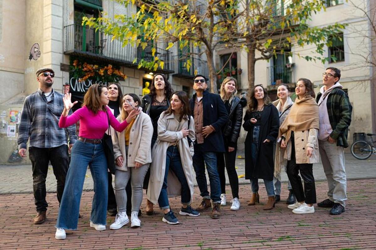 um grupo de pessoas juntas em uma rua