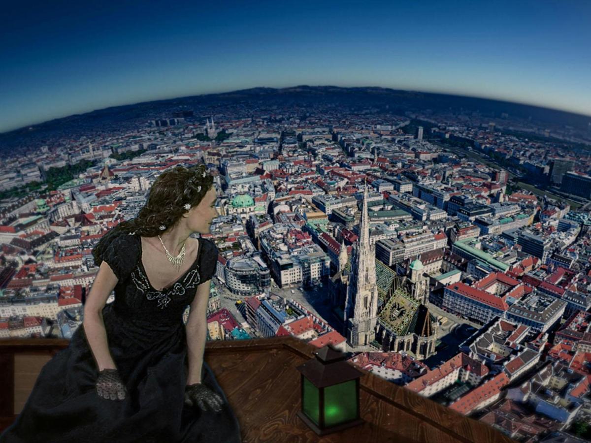 una dona dreta dalt d'una torre mirant una ciutat